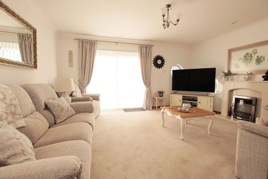 Property photo 2 of 19 Lounge