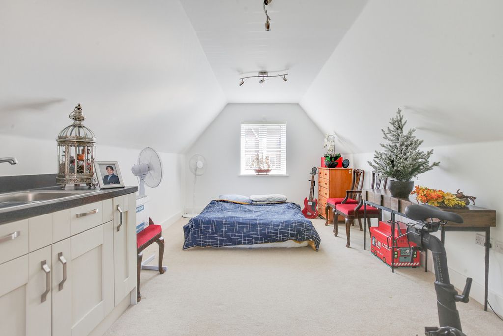 Property photo 3 of 46