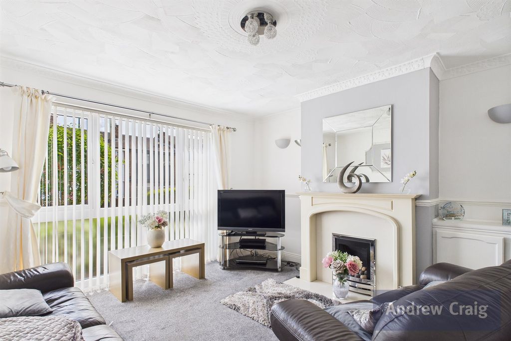 Property photo 3 of 18 Lounge