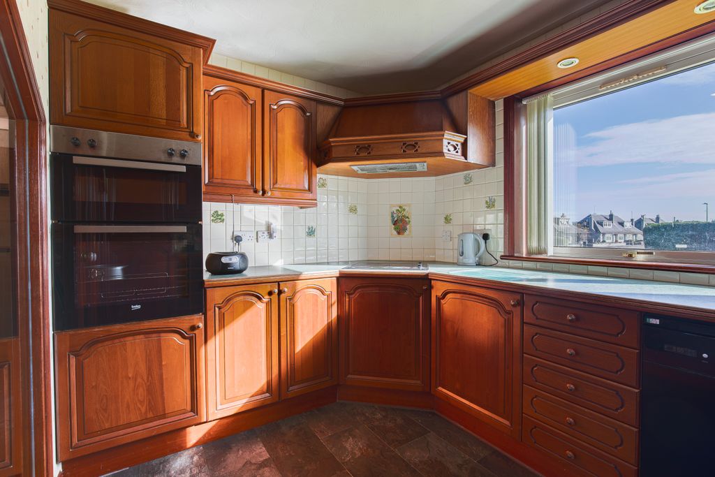Property photo 3 of 12 Kitchen1
