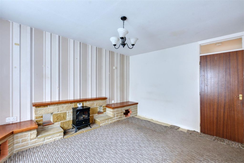 Property photo 3 of 21 Lounge 2.Jpeg