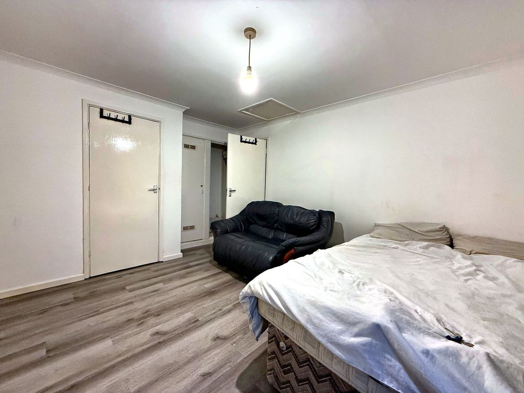 Property photo 1 of 5 Studio