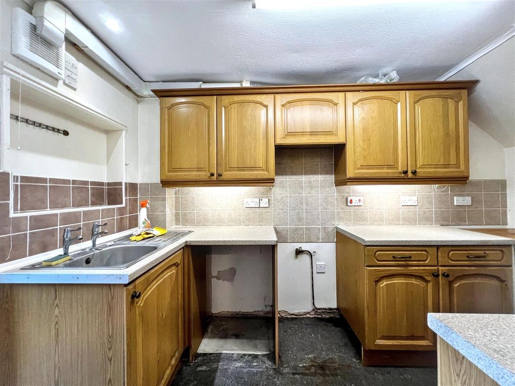 Property photo 3 of 8 20260615141001_20260615-Interior-9-Zyhfv3Jcdk3Zrje