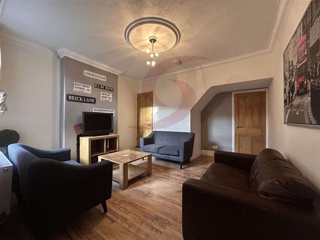 Property photo 2 of 16 Lounge