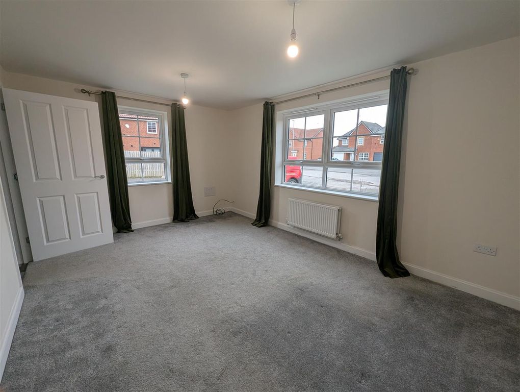 Property photo 3 of 11 Lounge