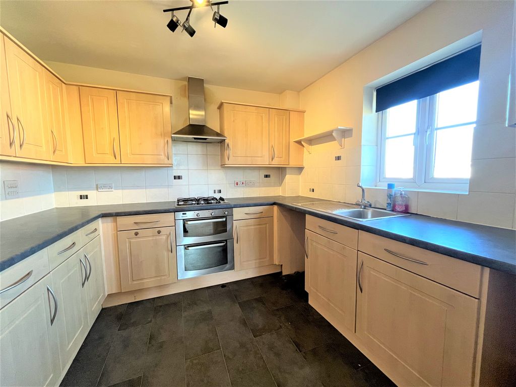 Property photo 2 of 6 Kitchen