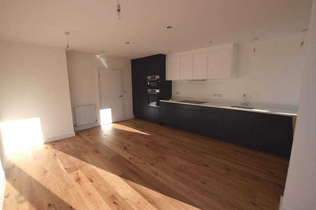 Property photo 3 of 10 Kitchen