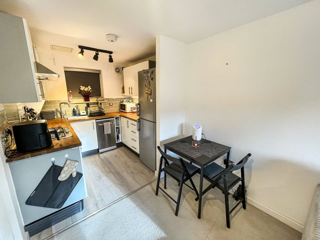 Property photo 3 of 11 Kitchen