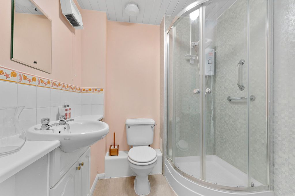 Property photo 3 of 9 Bathroom