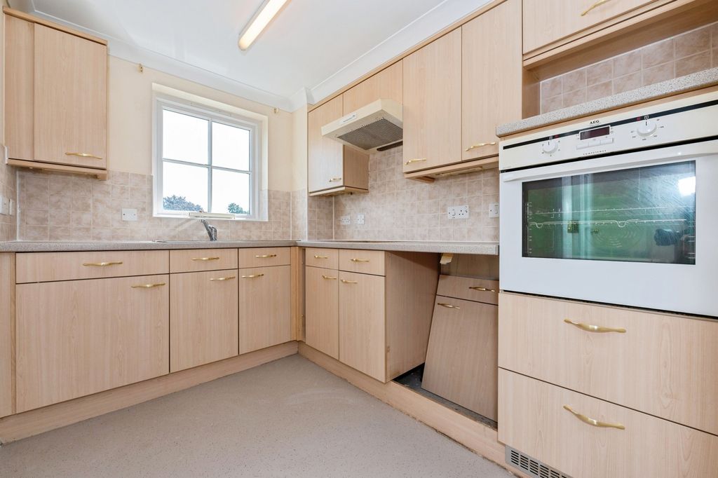 Property photo 3 of 10 Kitchen