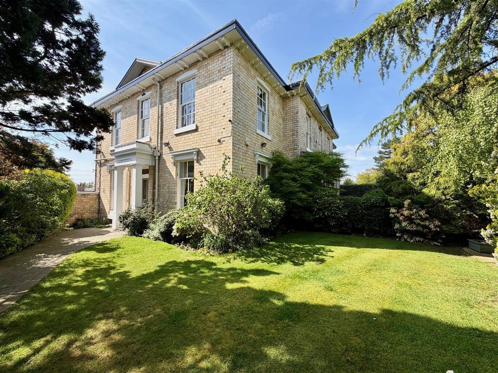 Property photo 1 of 33