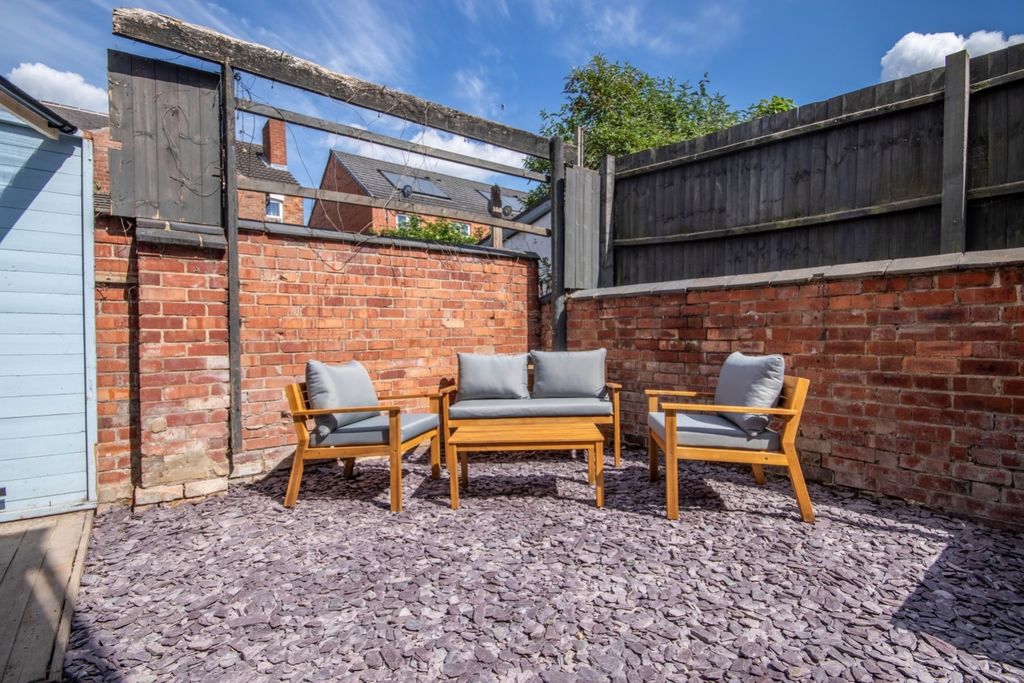 Property photo 3 of 7 Lrg_Garden