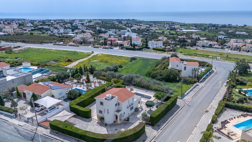 Property photo 2 of 40