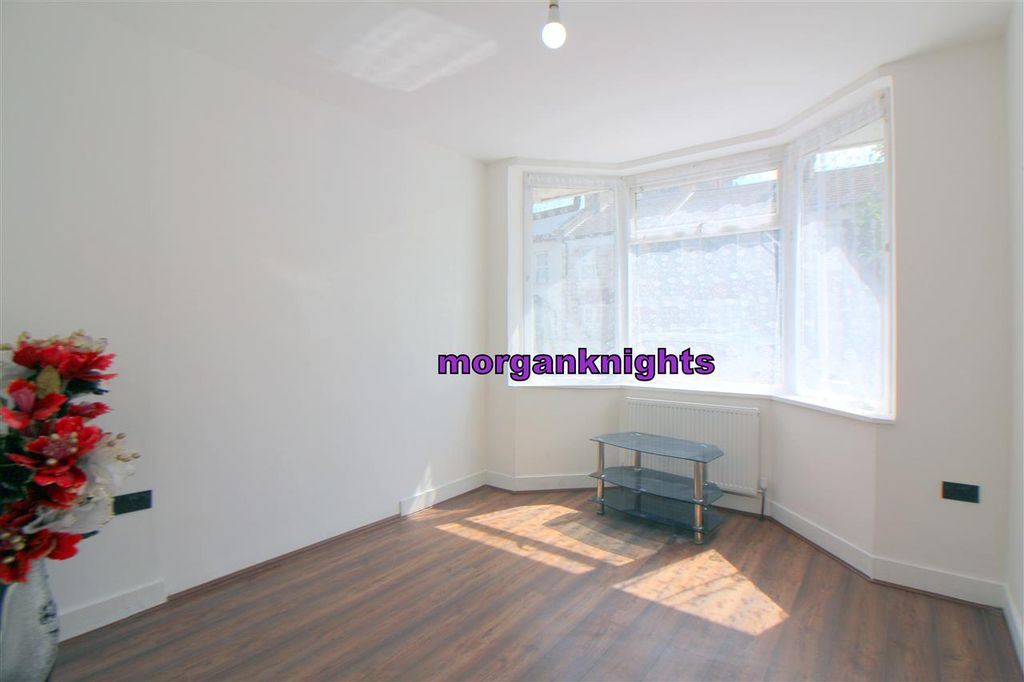 Property photo 3 of 11 Reception One: