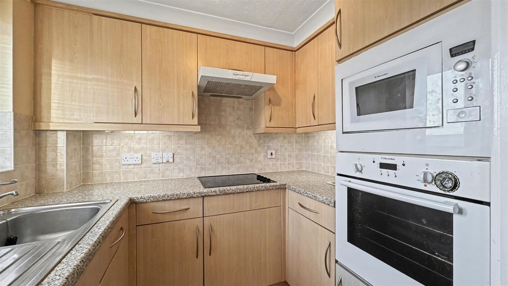 Property photo 3 of 8 Kitchen