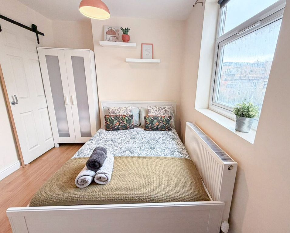 Property photo 1 of 25 Bedroom