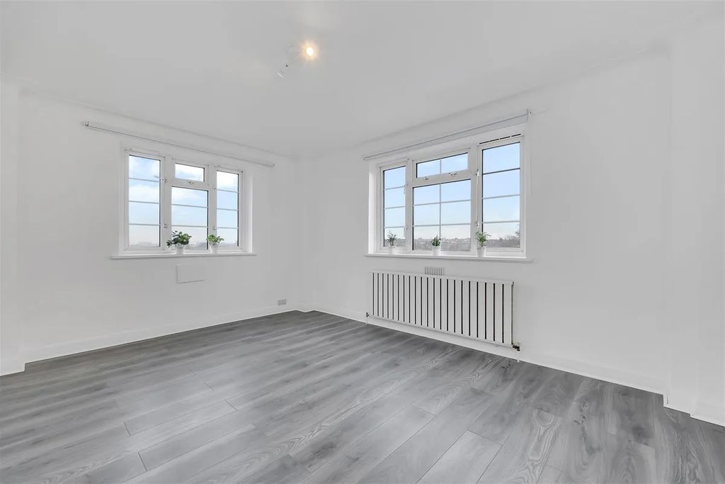 Property photo 1 of 8 Photo 4