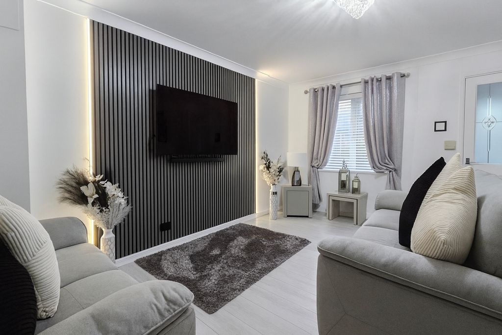 Property photo 3 of 14 Lounge