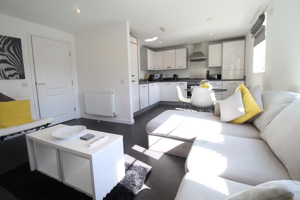 Property photo 3 of 12 Lounge − Pic 2