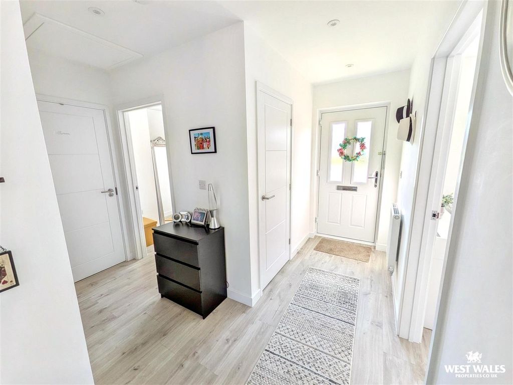 Property photo 2 of 25 6239.Jpg