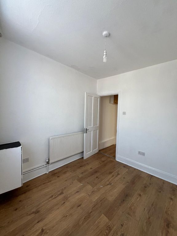 Property photo 1 of 11 Spacious 3-Bedroom Terraced Flat With Reception &amp; Modern Kitchen