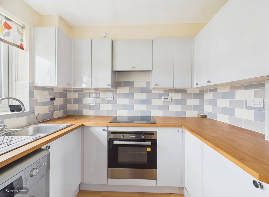 Property photo 2 of 8 Kitchen
