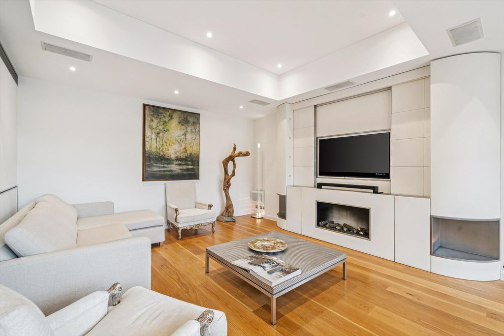 Property photo 2 of 19 Image