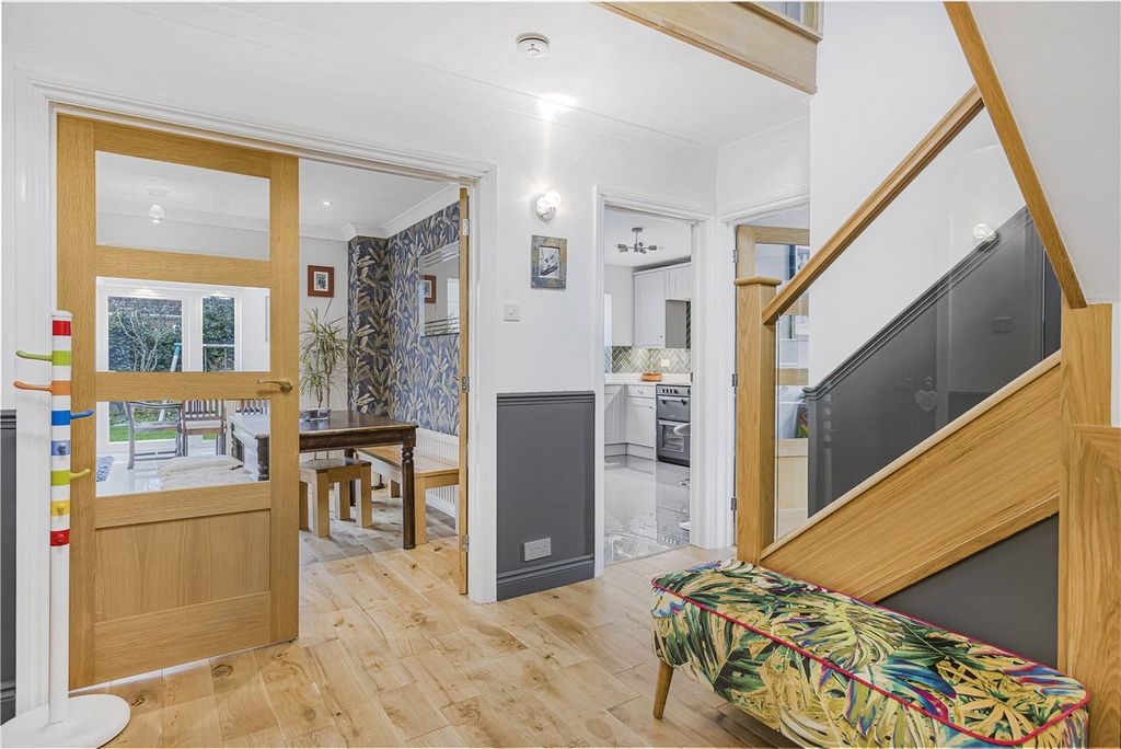 Property photo 2 of 28 Entrance Hall