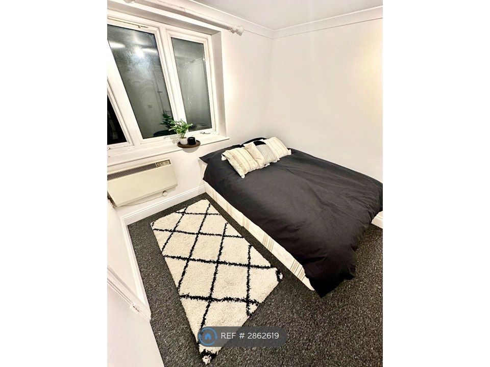 Property photo 1 of 9 Room 3