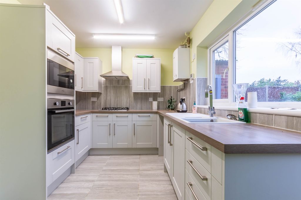 Property photo 3 of 12 Kitchen