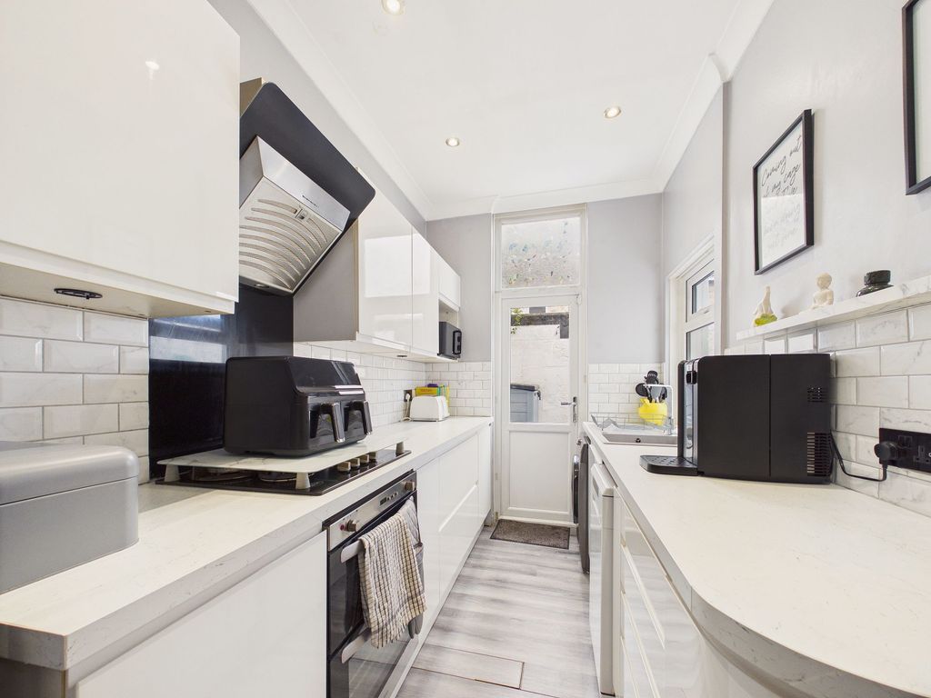 Property photo 3 of 12 Kitchen