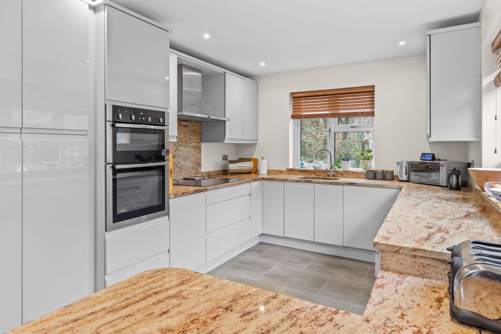 Property photo 3 of 37