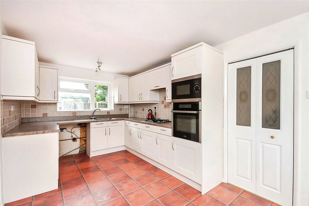 Property photo 3 of 8 Kitchen