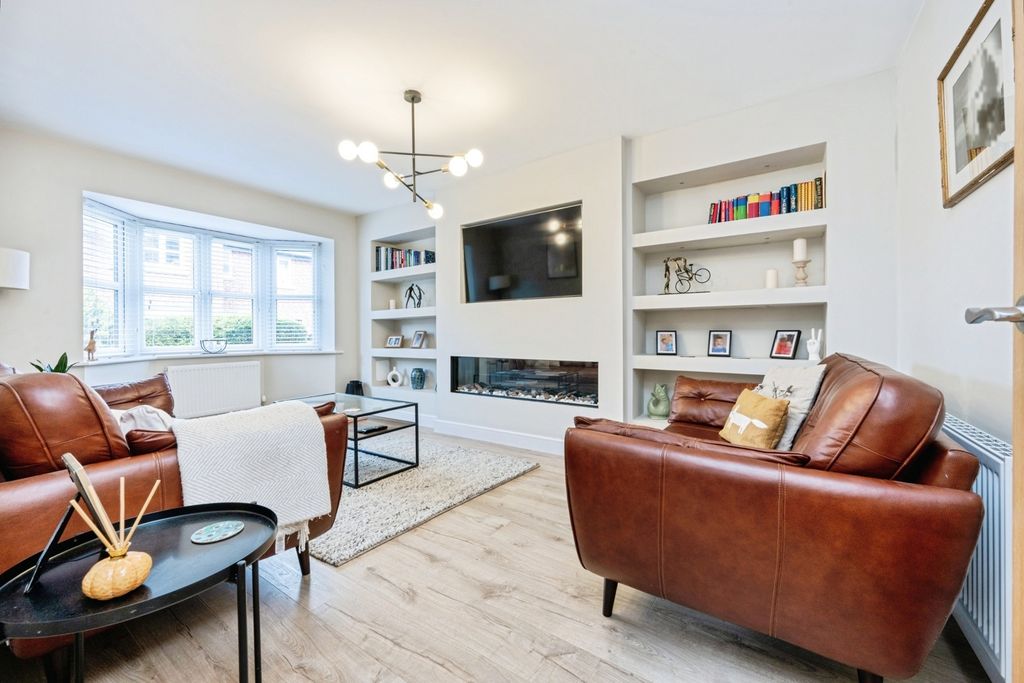 Property photo 2 of 33 Lounge