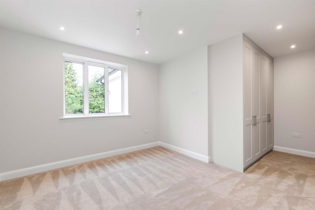 Property photo 3 of 10 4 Mclaren Court, 1 Cobham Road, Kt22  9Au-18.Jpg