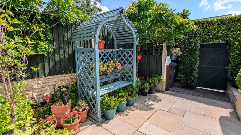 Property photo 2 of 25