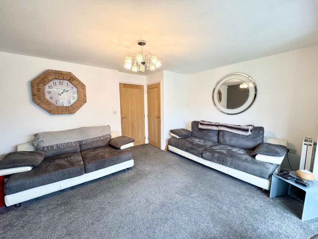 Property photo 3 of 16 Lounge