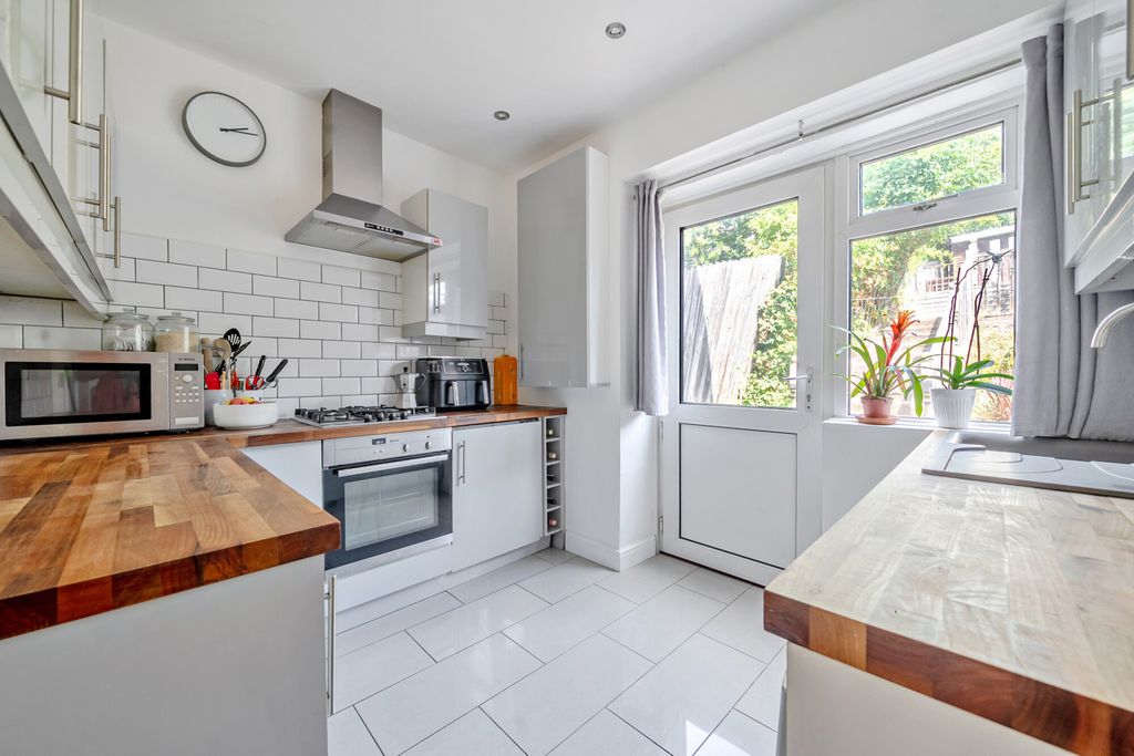 Property photo 3 of 14 1498526-16-6A68d1...