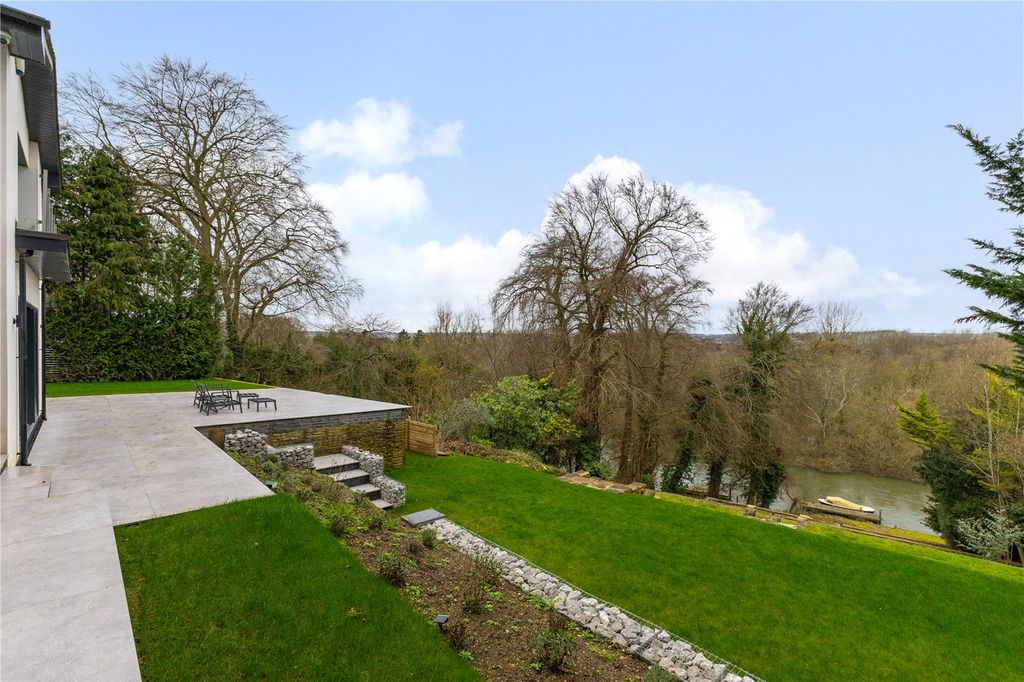 Property photo 3 of 23 Terrace