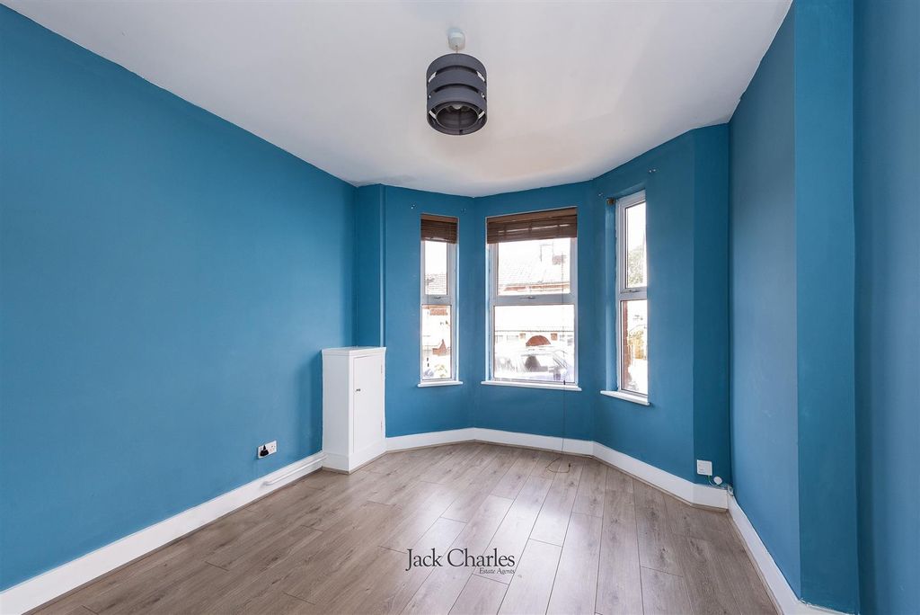 Property photo 2 of 11 30 Woodlands, Tn4 9Hw 002.Jpg