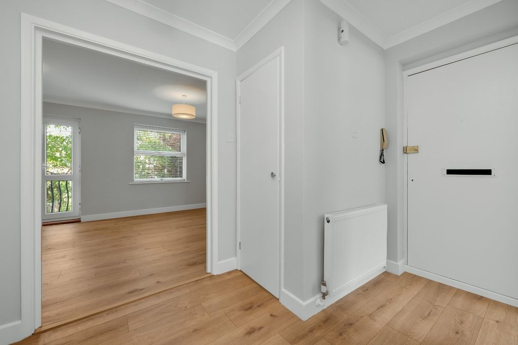 Property photo 2 of 11 Hallway