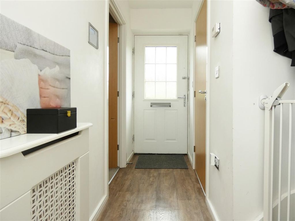 Property photo 3 of 19 Entrance Hall