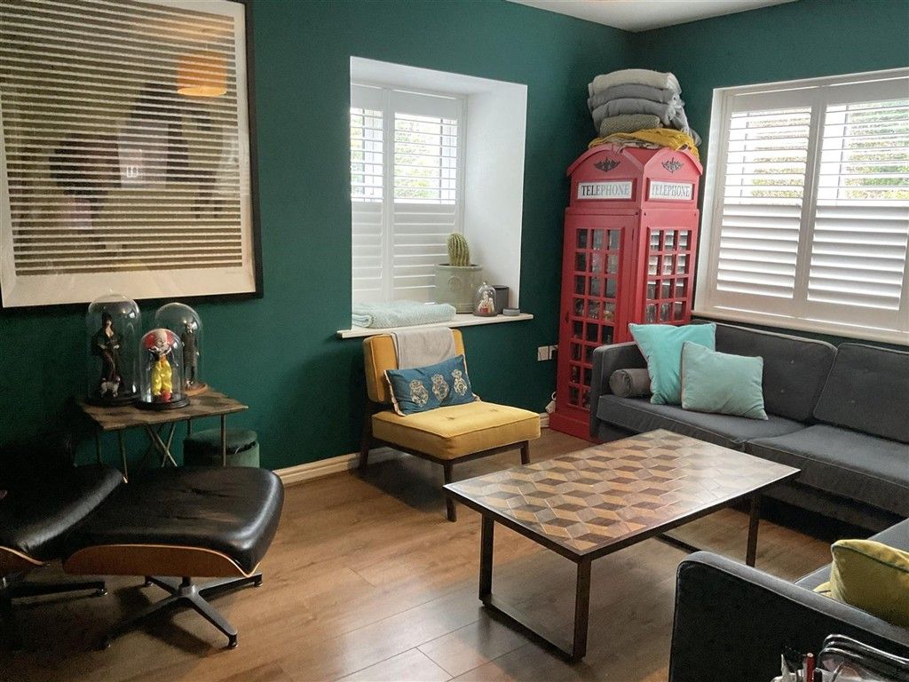 Property photo 2 of 11 Lounge