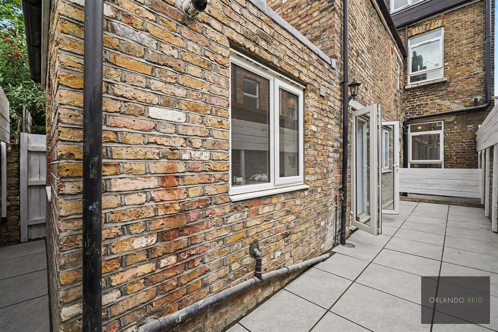 Property photo 3 of 11 32 Arlesford Road Sw9 9Jt-7.Jpg