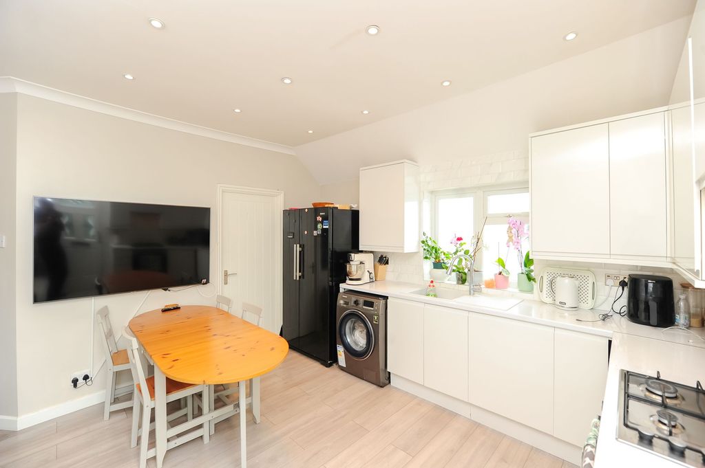 Property photo 3 of 9 Lounge/Kitchen