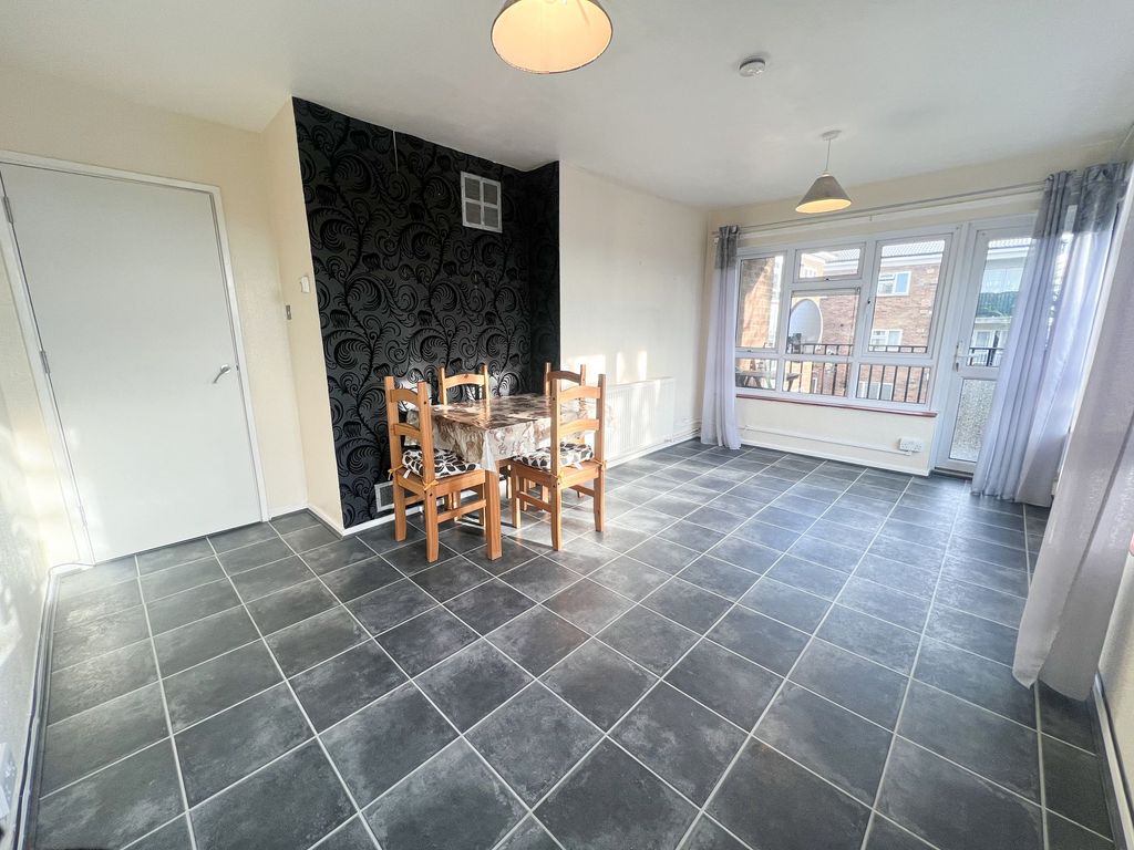 Property photo 2 of 13 Dale Court E18