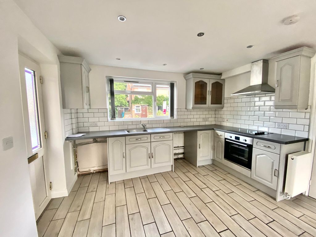 Property photo 2 of 9 Kitchen