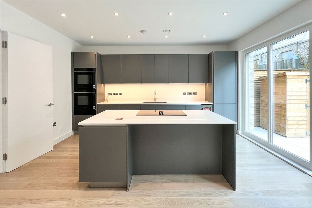 Property photo 2 of 12 Picture No. 17