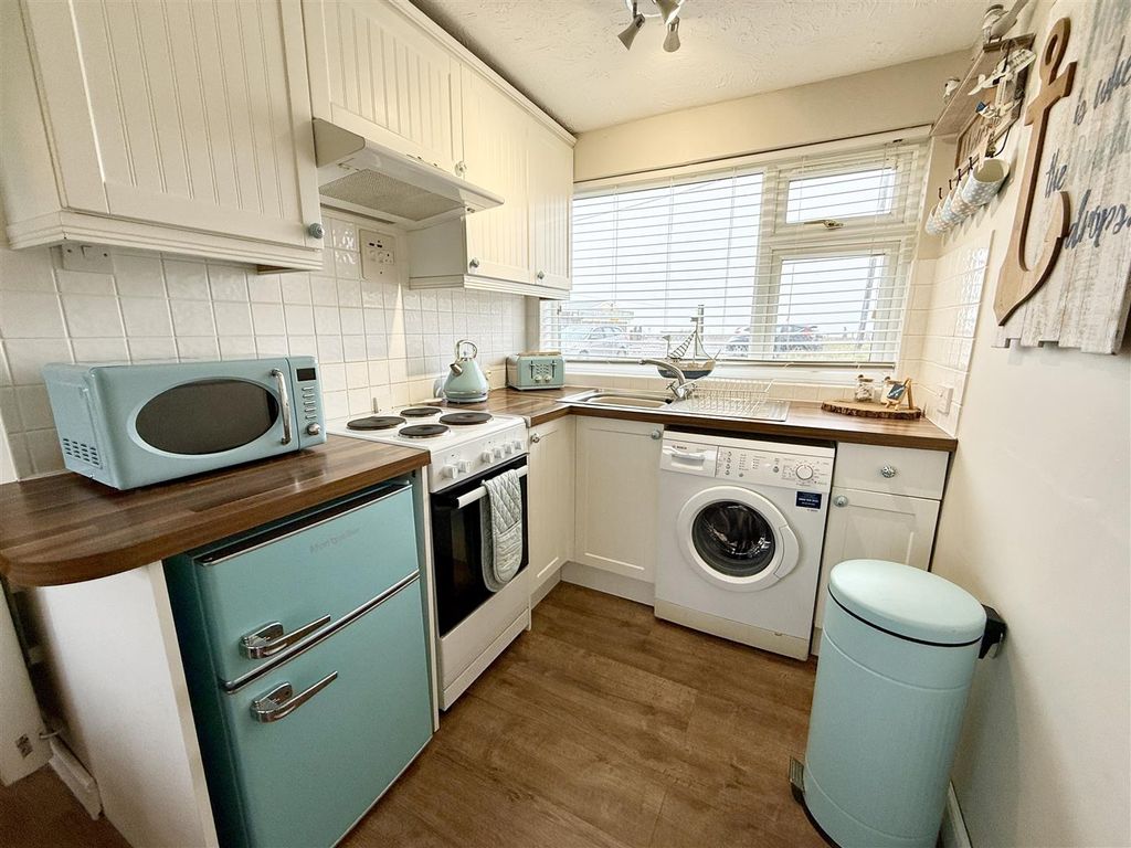 Property photo 3 of 14 Kitchen