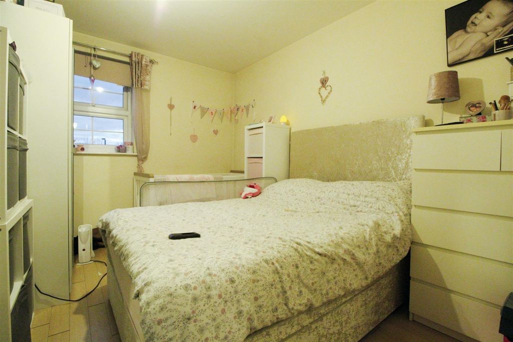 Property photo 3 of 7 Bed 201.Jpeg